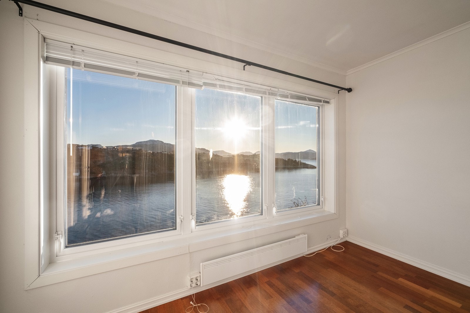 Store vindusflater gir deg den fantastisk utsikten rett inn i stua. Galleribilde