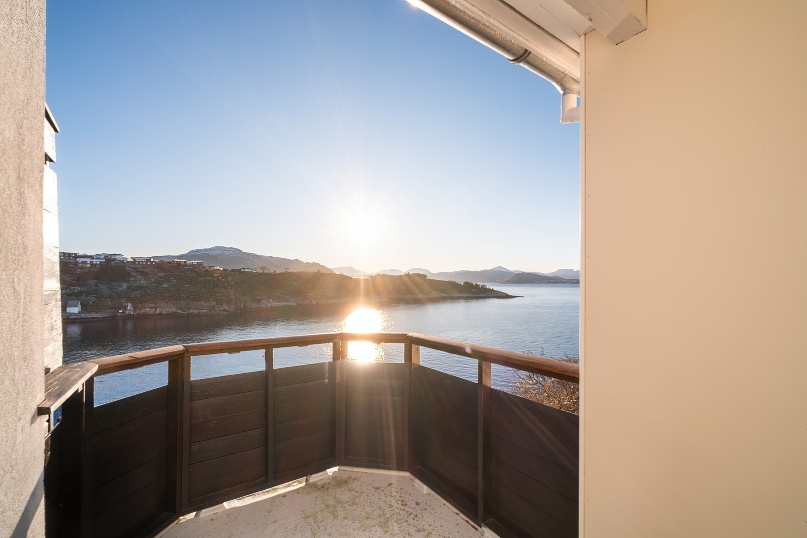 Panoramautsikt mot Sørsundet og Bremsnesfjorden. Galleribilde