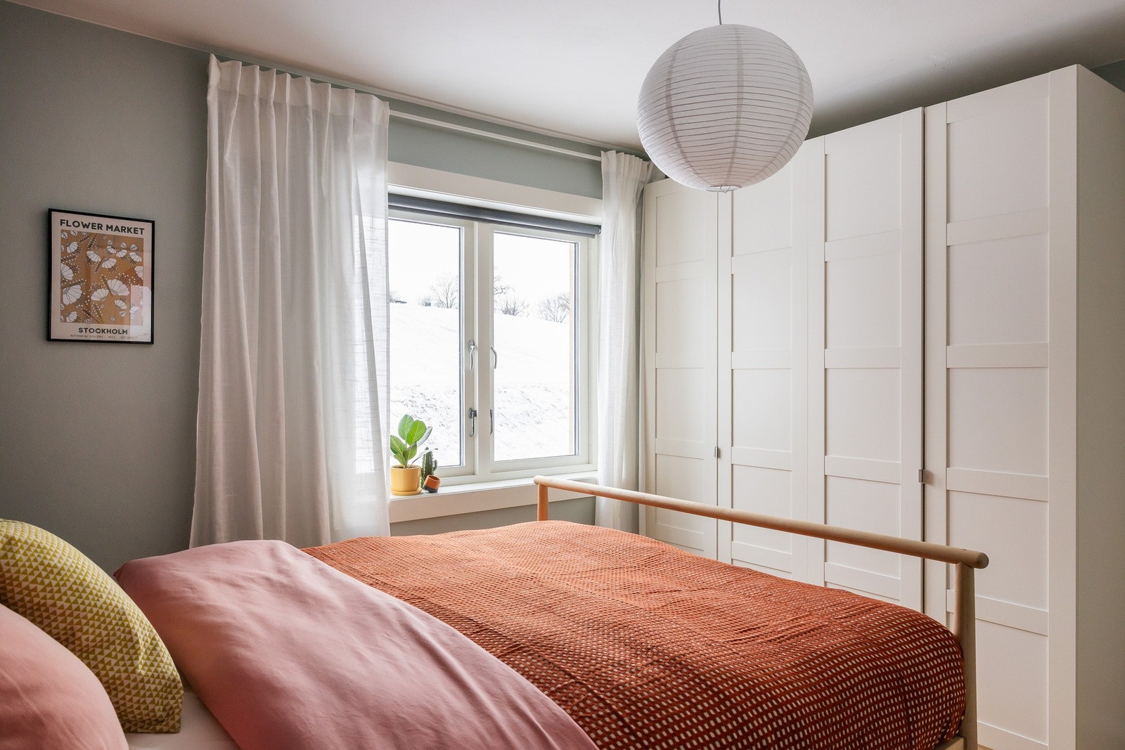 Vinduet vender ut mot Hasleparken, hvor morgensol og fuglekvitter preger sommermorgenene. Galleribilde