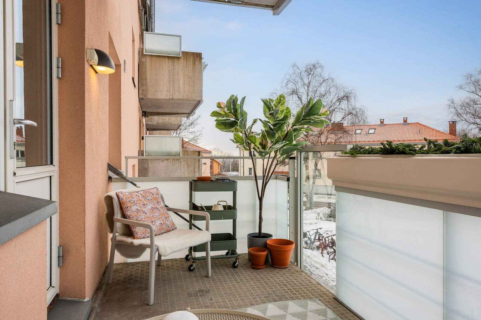 Balkongen er nordvestvendt på ca. 6 kvm. Her nytes ettermiddags- og kveldssol, med solnedgang på varme sommerdager og glimt av utsikt mot vest. Galleribilde