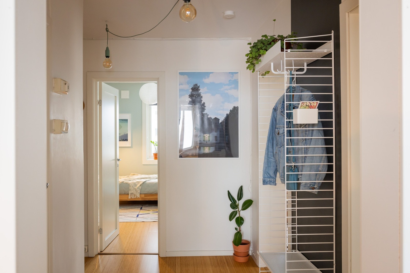 Boligen ligger usjenert til på ende i andre etasje. I entréen møtes du et lyst og hyggelig inngangsparti da lysforholdene er gjennomgående. Galleribilde