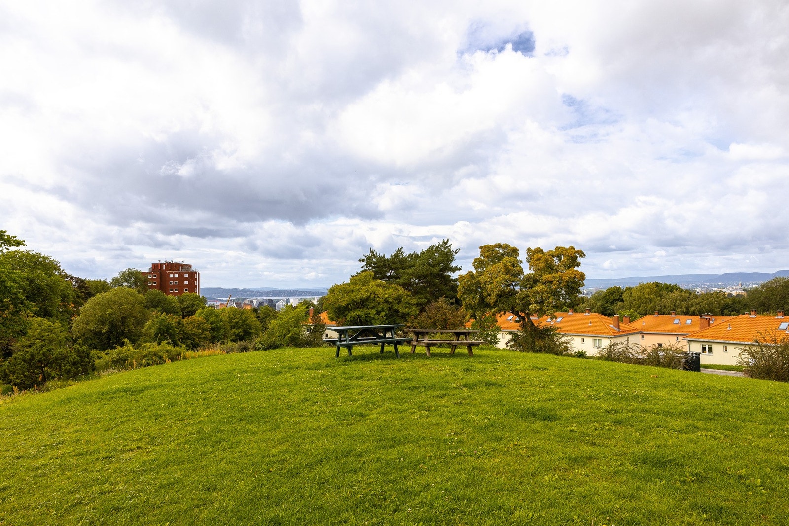 Hasleparken som nærmeste nabo. Et grønt og frodig nærområde med store plenarealer, lekeplasser og sosiale møteplasser for både små og store. Galleribilde