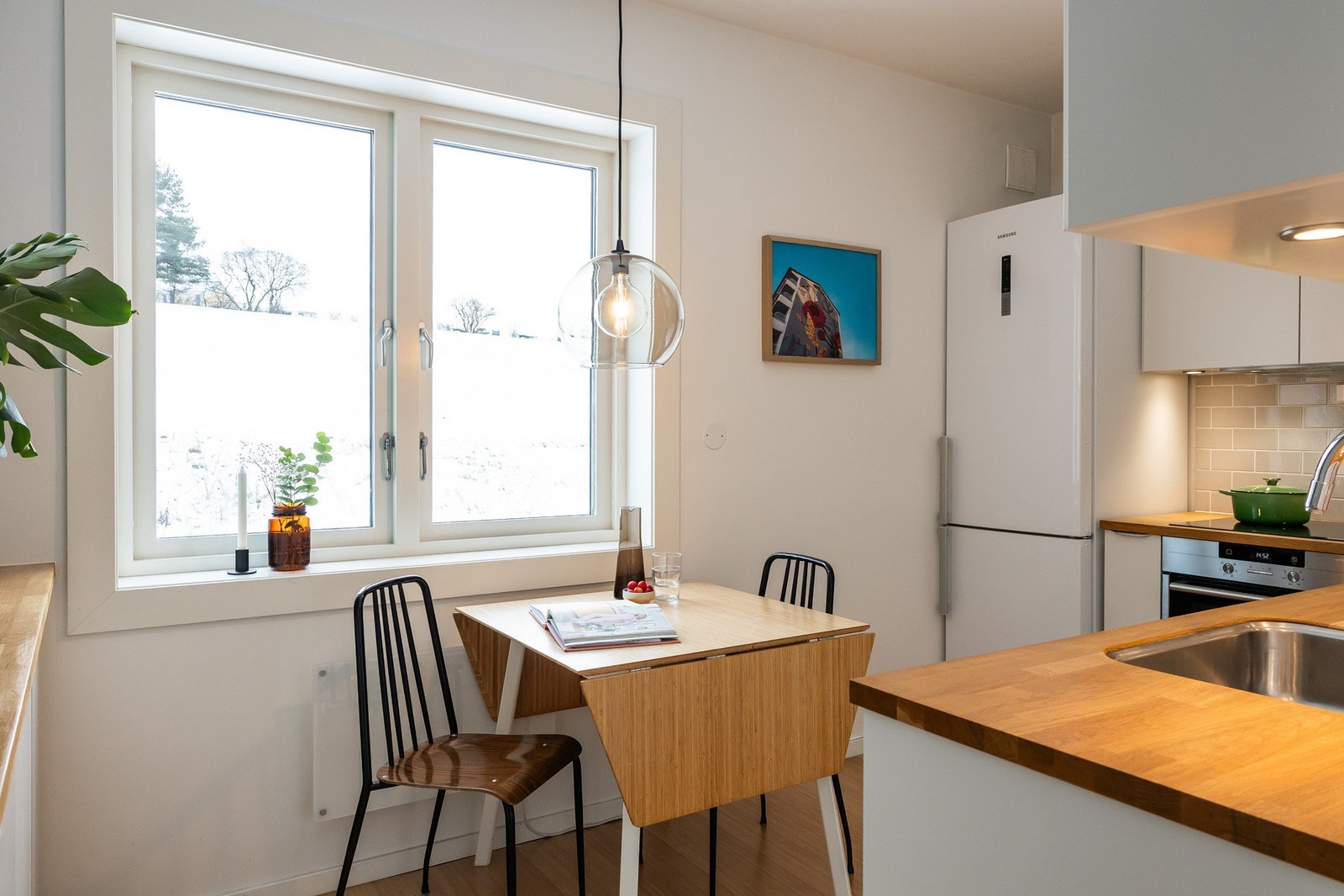 Mulighet for å etablere spiseplass ved vindu med morgensol og beroligende utsyn mot Hasleparken (10 dekar med grøntareal). Galleribilde