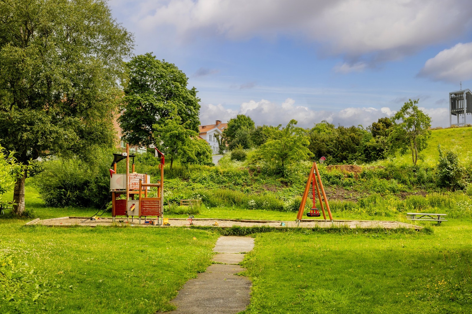 Rikelig med boltreplass på store friareal på område, også rett utenfor boligen. Galleribilde