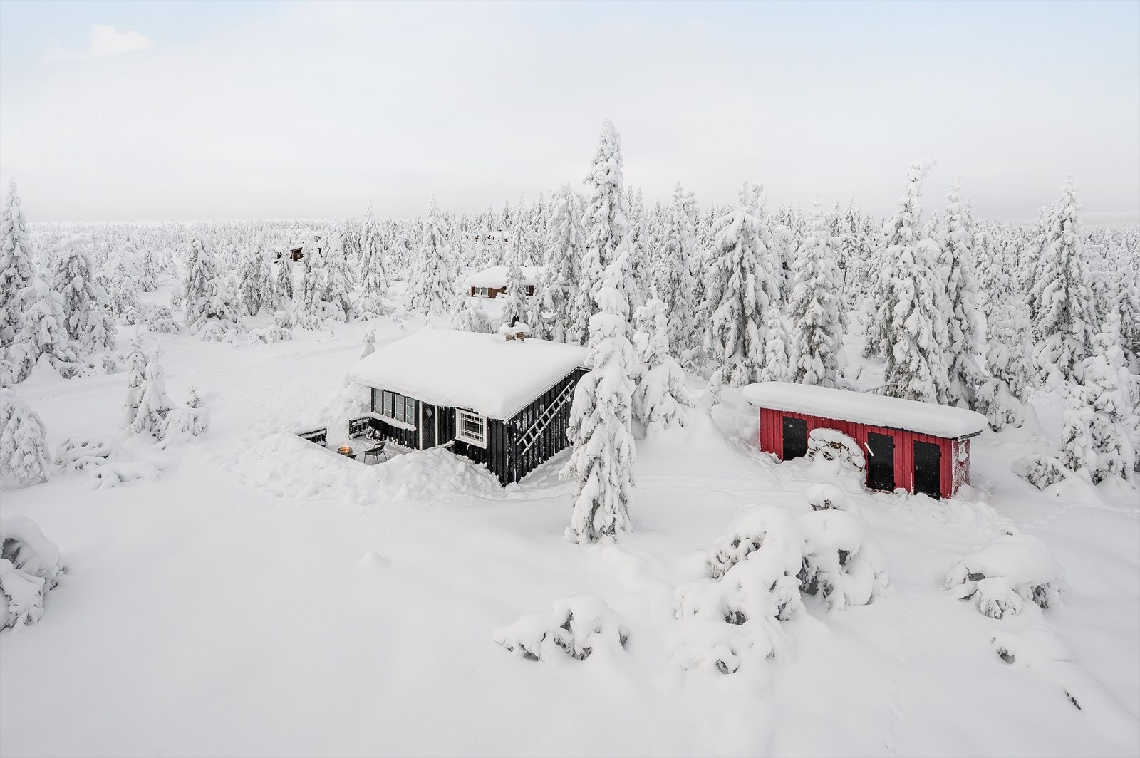 Eiendommen er også bebygd med et anneks, som har flere boder samt utedo. Galleribilde