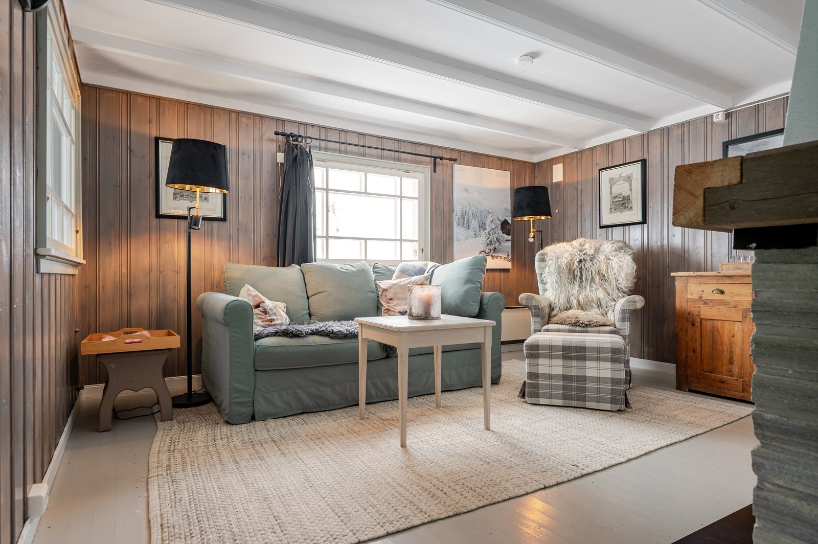 Hytta har en enkel standard med stue, kjøkken og soverom. Galleribilde