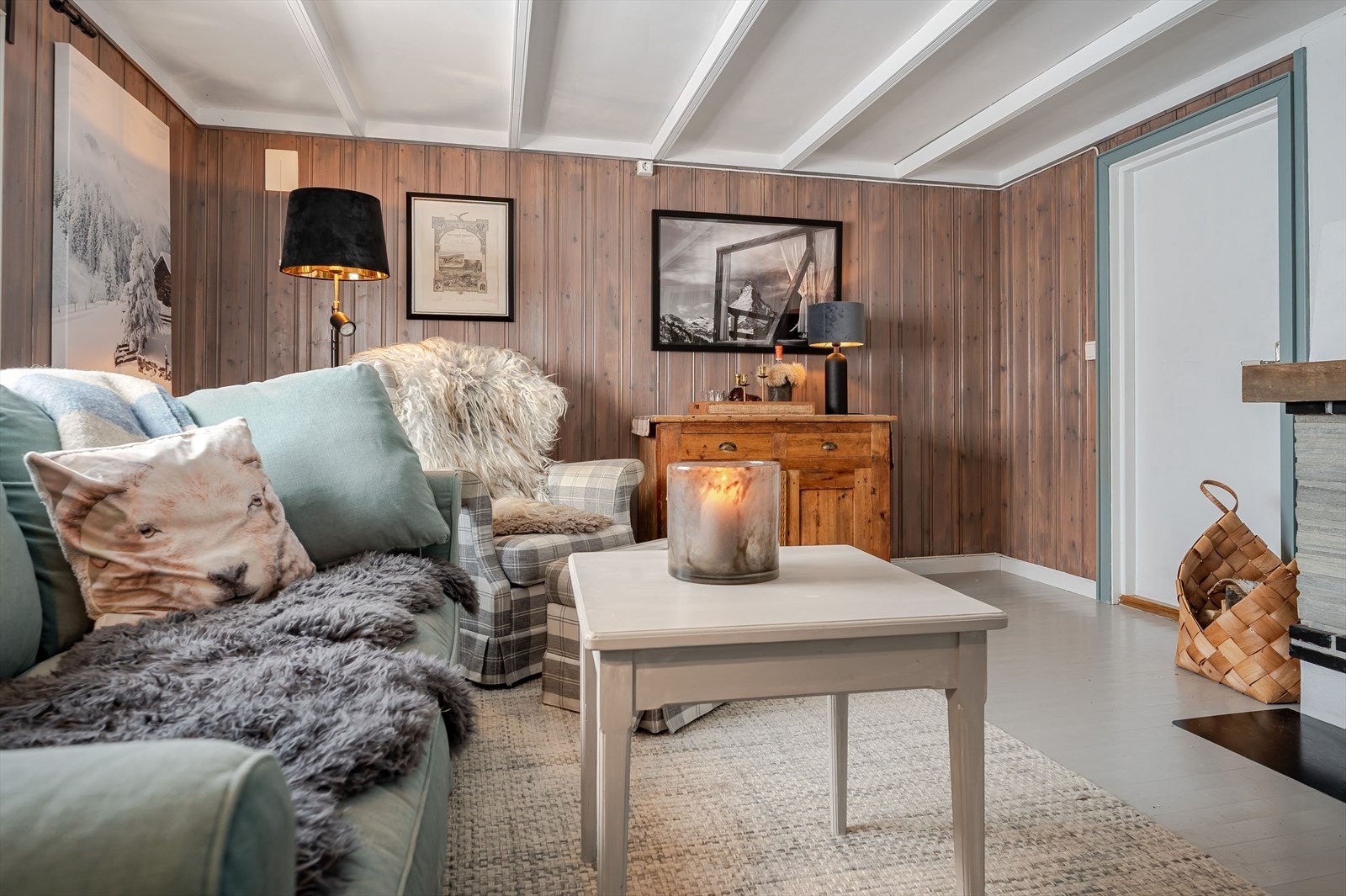 Stuen er koselig og fin, med pene detaljer og trepanel på veggene. Galleribilde