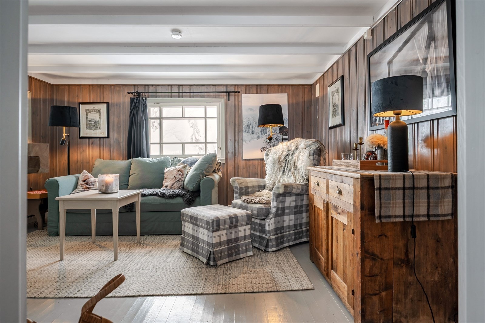 Stuen har god plass til sofagruppe og salongbord. Galleribilde