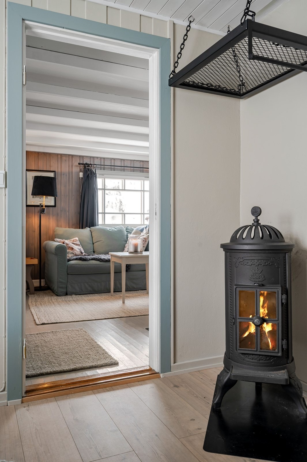 Vel inne i denne koselige hytta kommer man inn på et kjøkken med vedfyring. Galleribilde