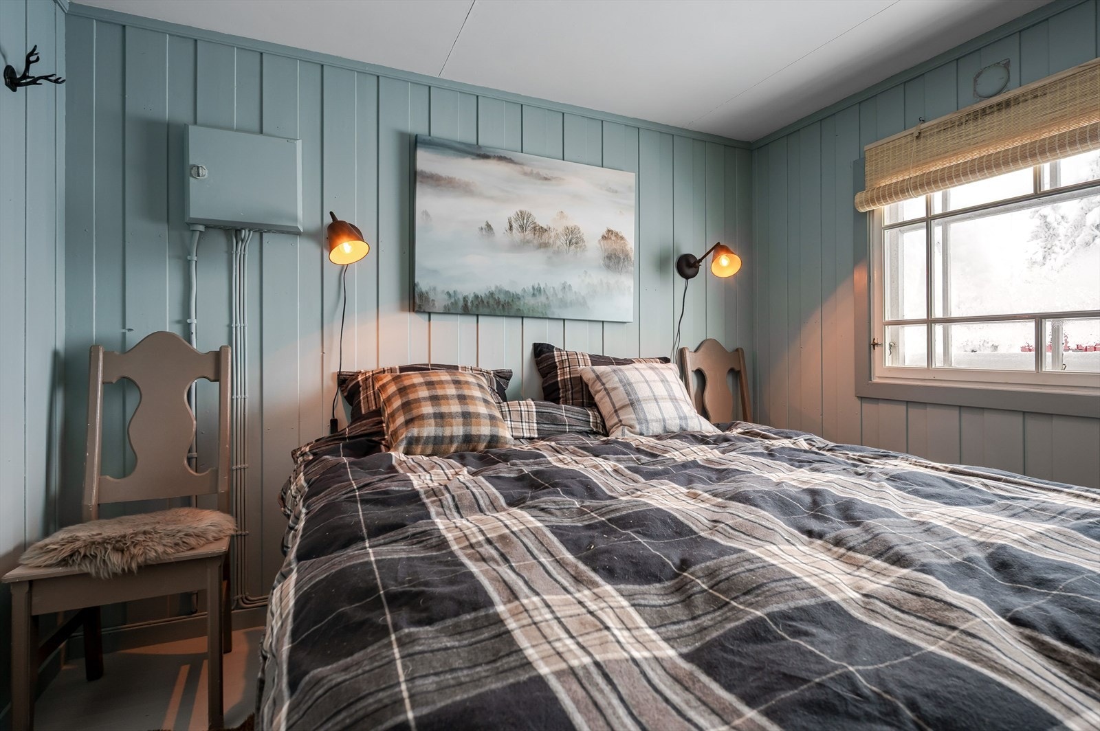 Hyttas soverom er av god størrelse og med god plass til dobbeltseng og tilhørende nattbord. Galleribilde