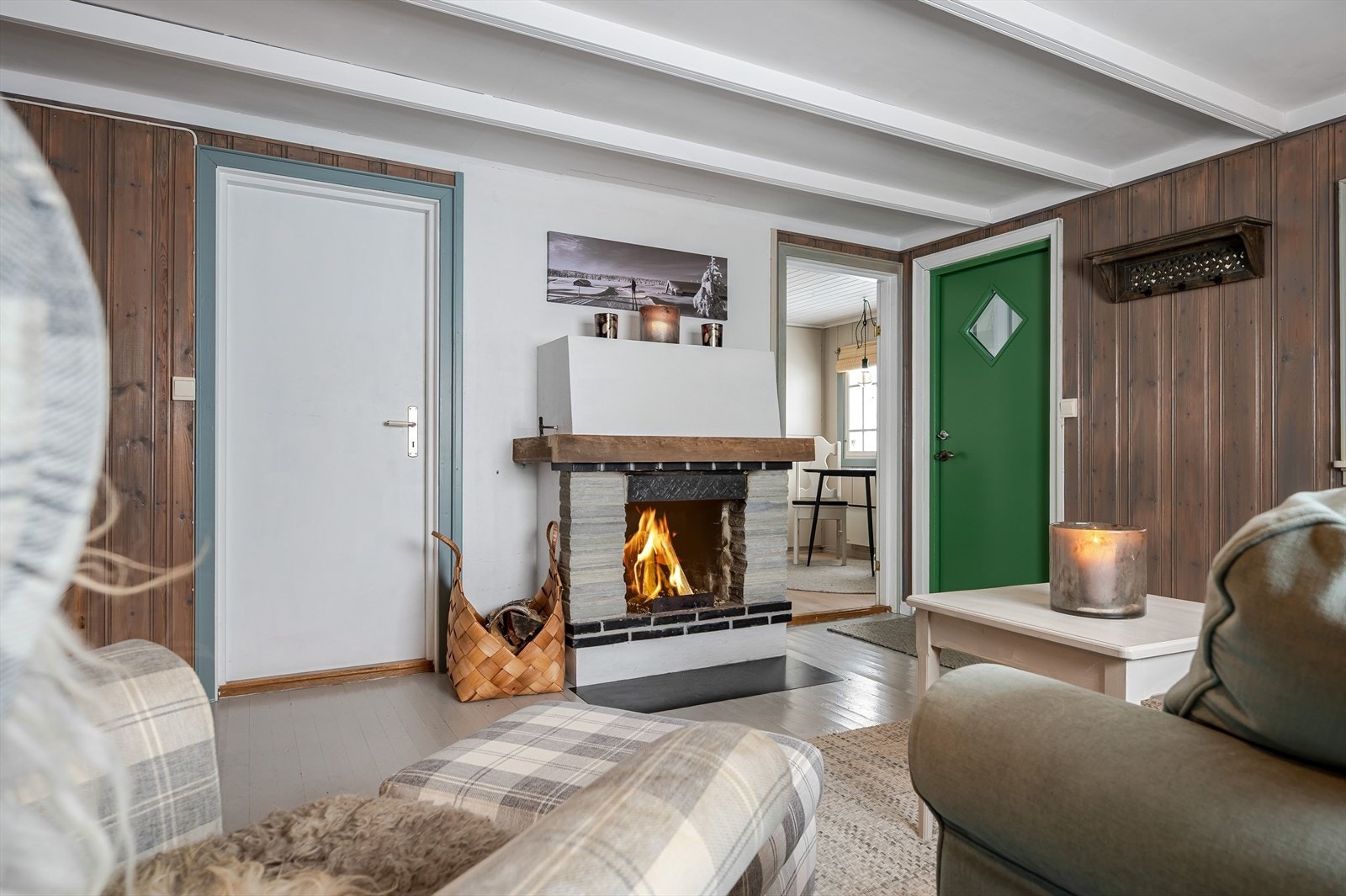 Hytta varmes opp med vedfyring. Det er en peis i stuen og vedovn på kjøkkenet. Galleribilde