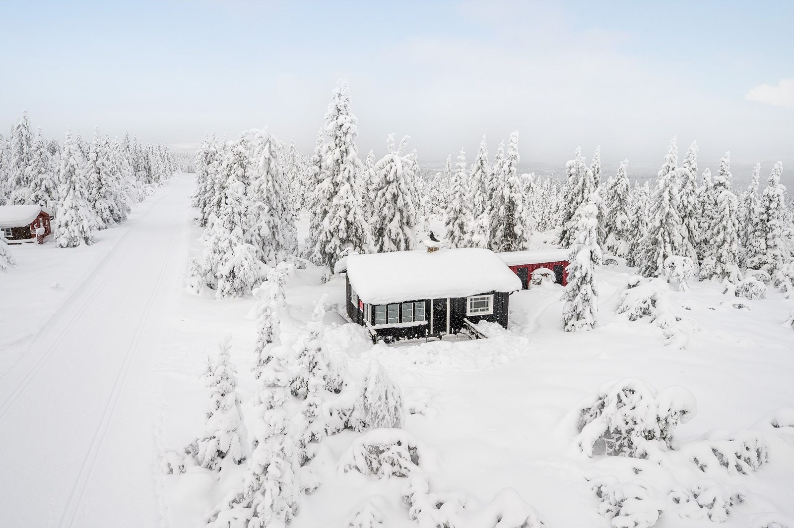 Fra hytta er det kort vei til blant annet alpinanlegget på Budor, samt Budor Gjestegård. Galleribilde