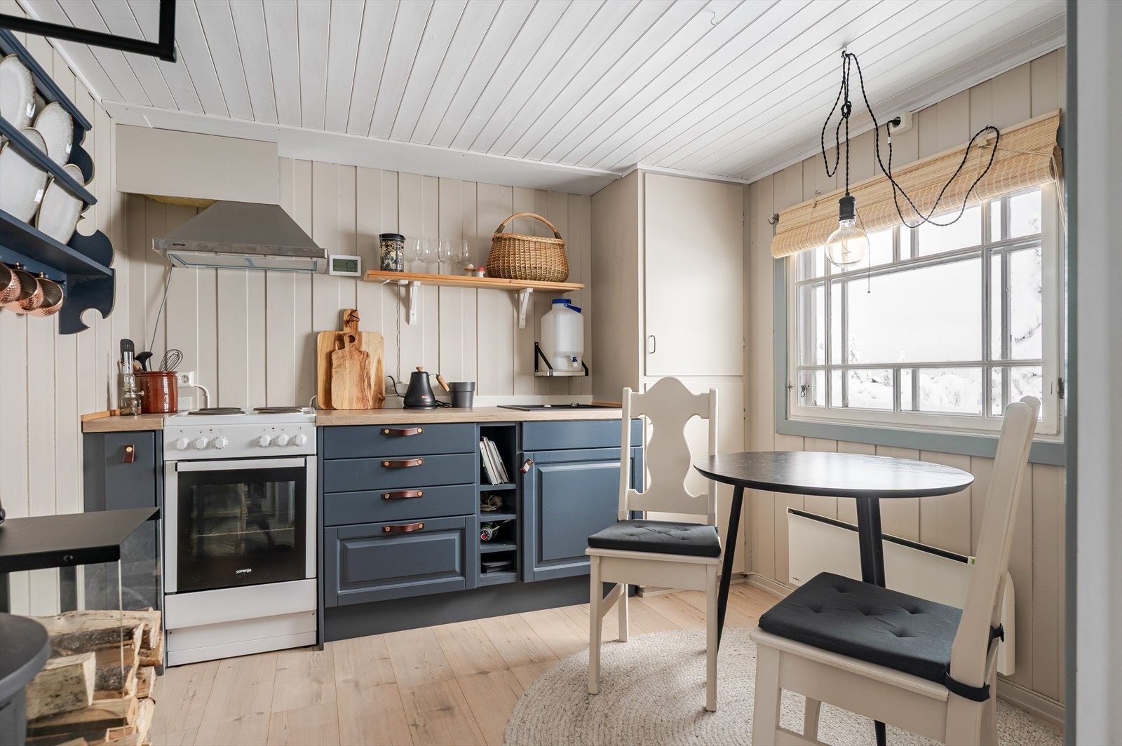 Enkelt, men likevel funksjonelt kjøkken med åpen løsning for komfyr og enkelte skap/skuffer. Også plass til spisebord på kjøkkenet. Galleribilde