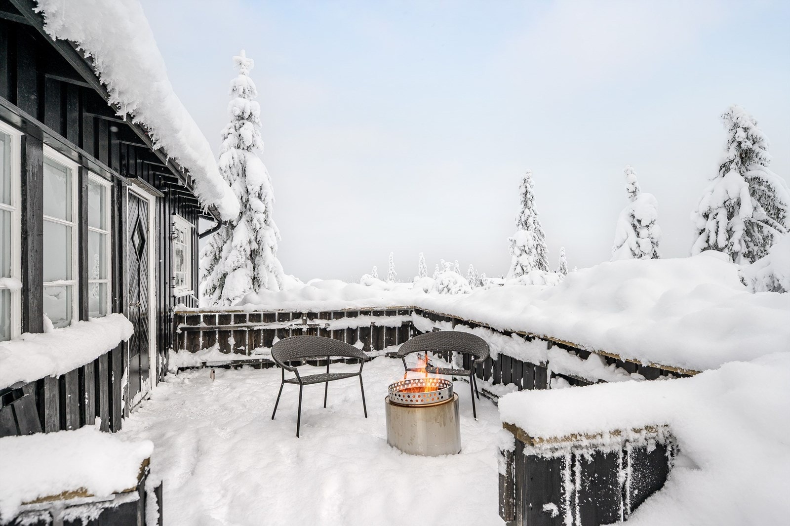Terrassen ved inngangspartiet har rikelig med gode solforhold og fin utsikt. Galleribilde