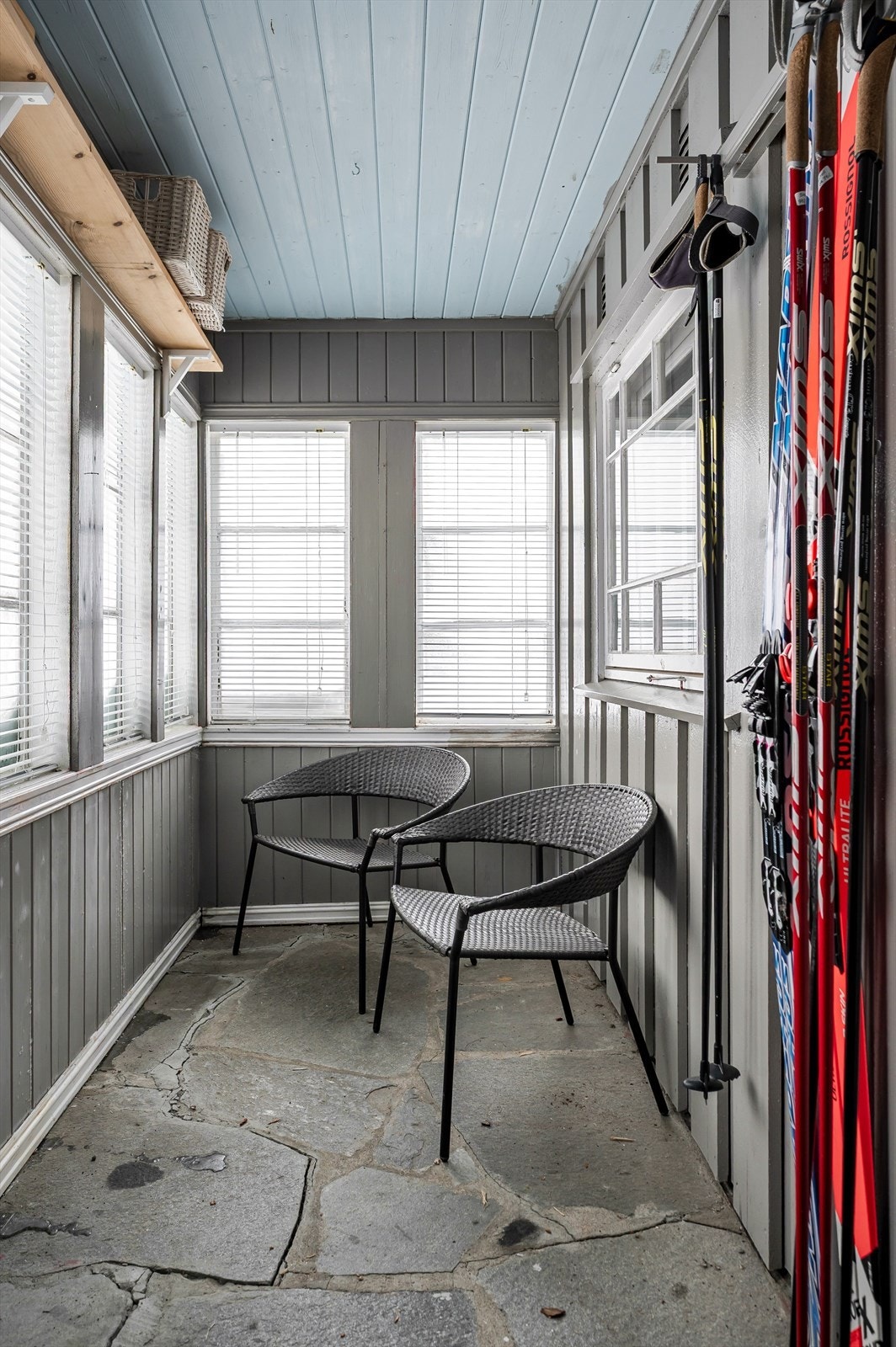 Inngangsparti med praktisk oppbevaringsmuligheter til ski og utstyr. Galleribilde