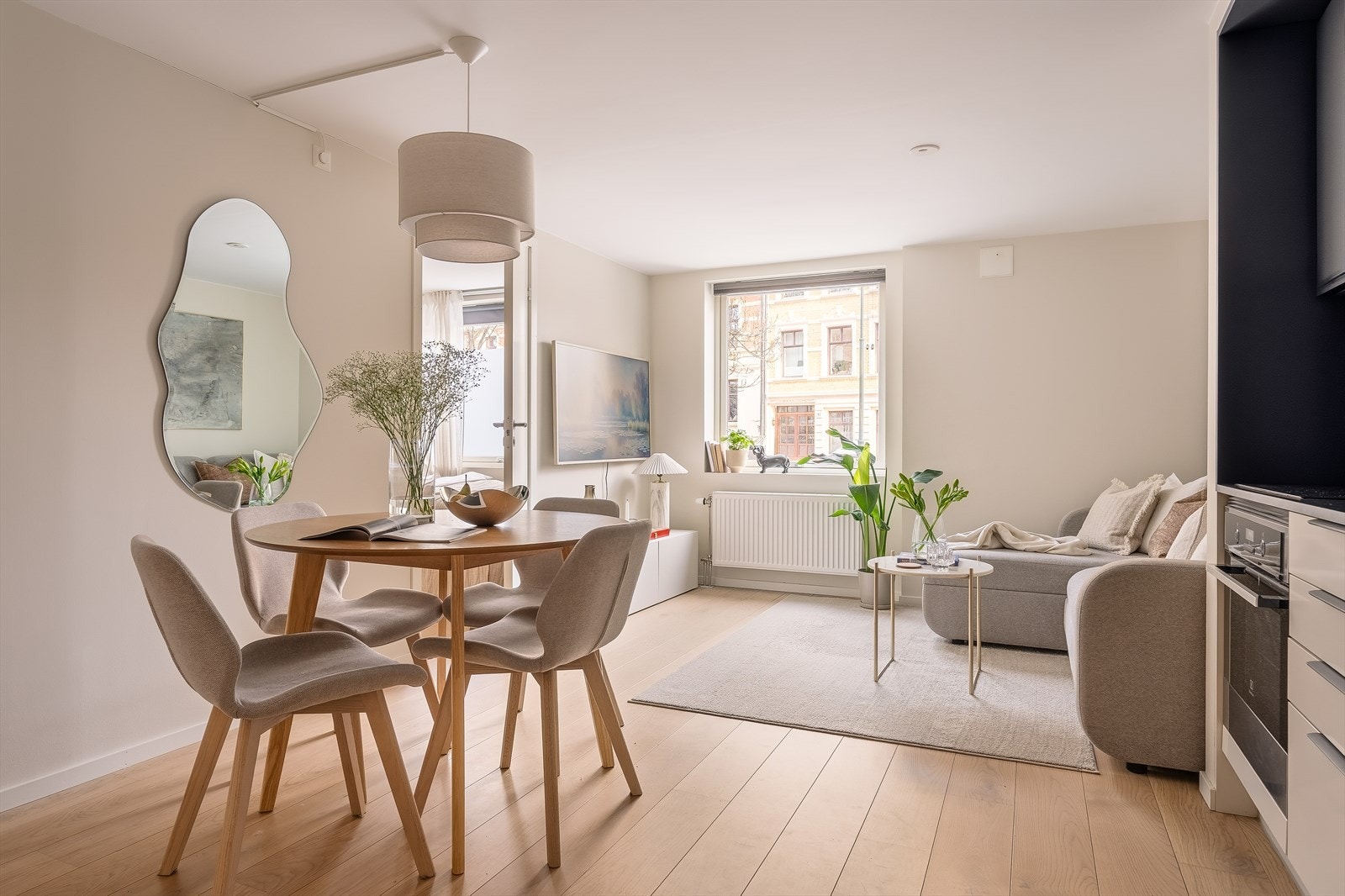 I forbindelse med kjøkkenet har du plass til eget spisebord. Galleribilde