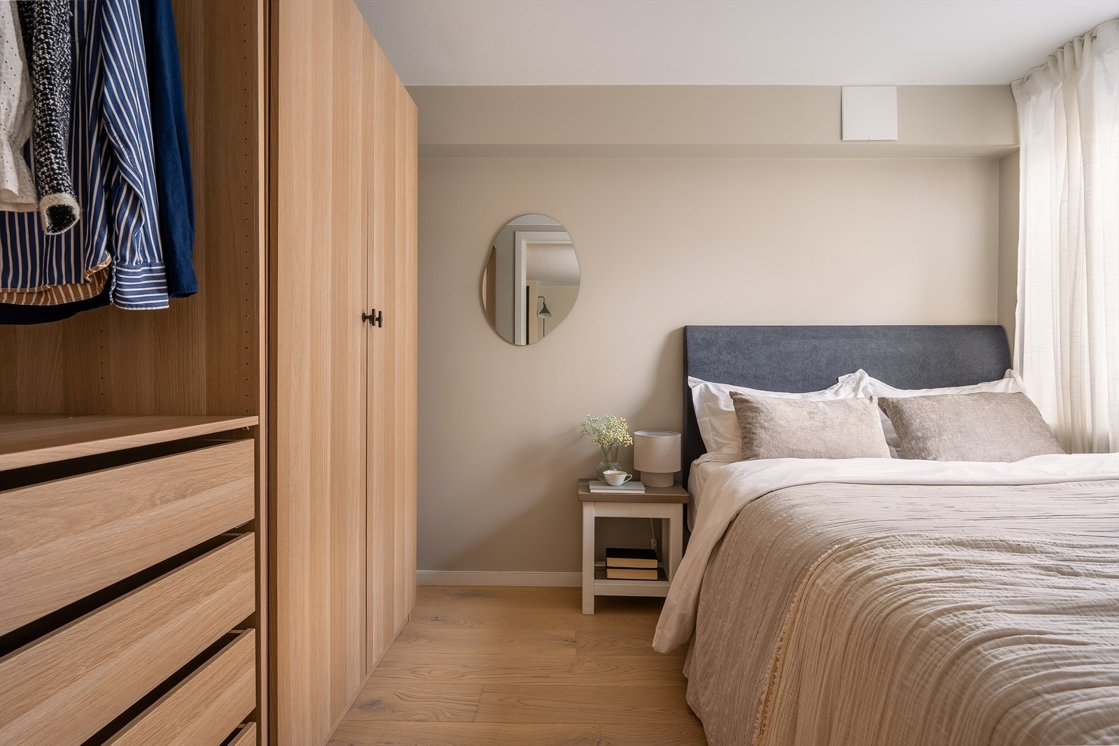 På den ene veggen er det montert garderobeskap med både hyller, oppheng og skuffer. Galleribilde