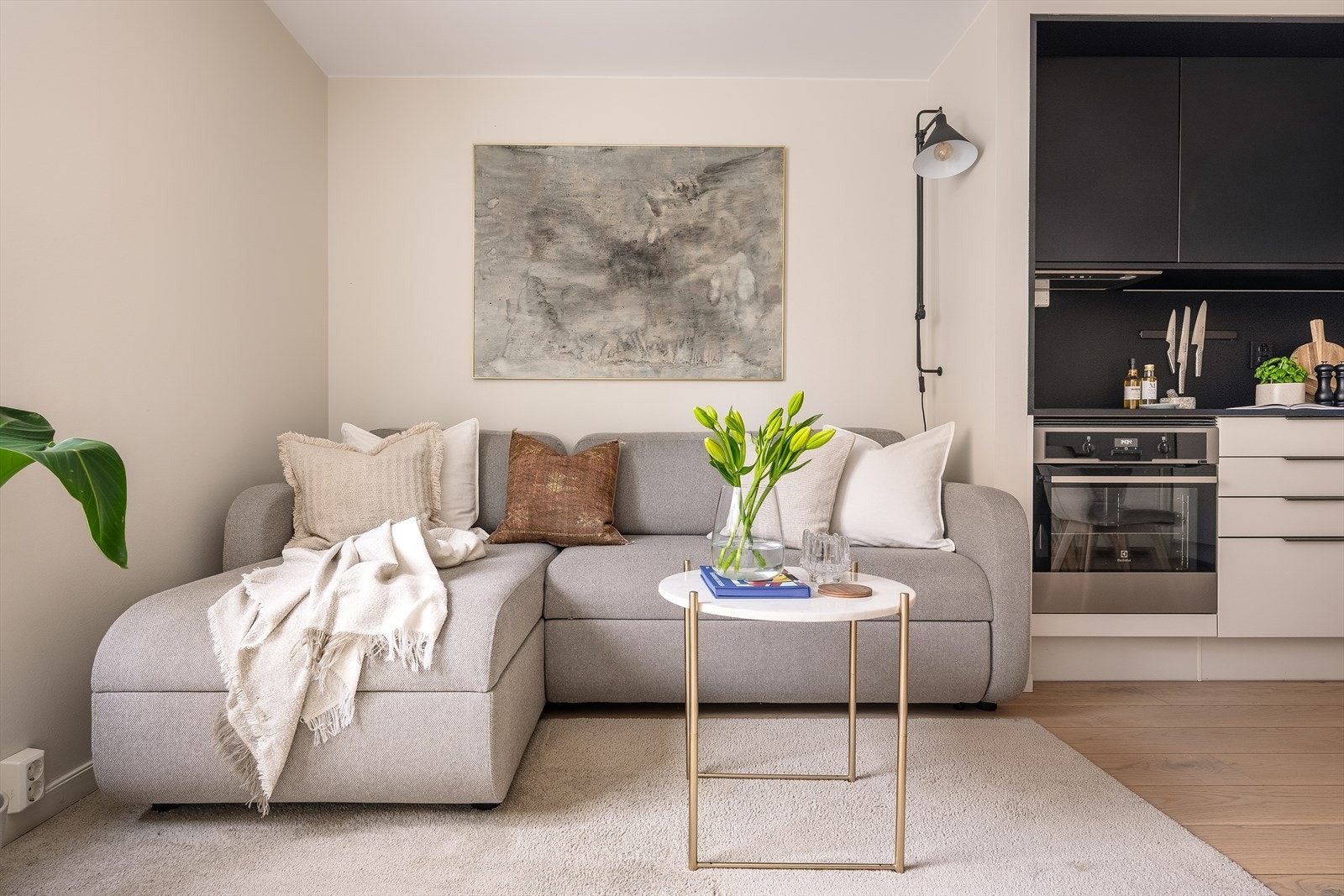 Stuen utgjør et sosialt allrom. Her har du god plass til å invitere gjester. Galleribilde