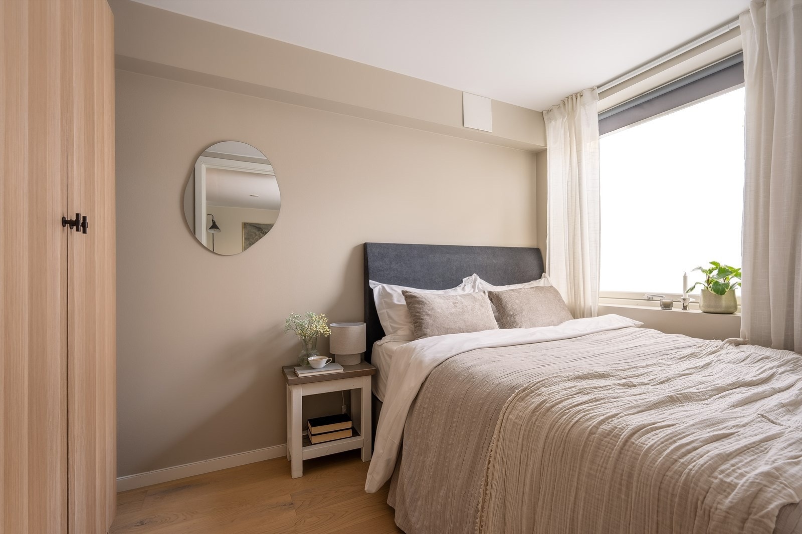 Soverommet er romslig, med god plass til dobbeltseng og nattbord. Galleribilde