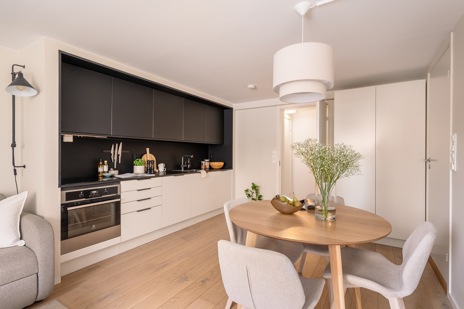 Her er alle hvitevarer integrert, herunder komfyr med induksjon platetopp, oppvaskmaskin og kjøleskap under benk. Galleribilde