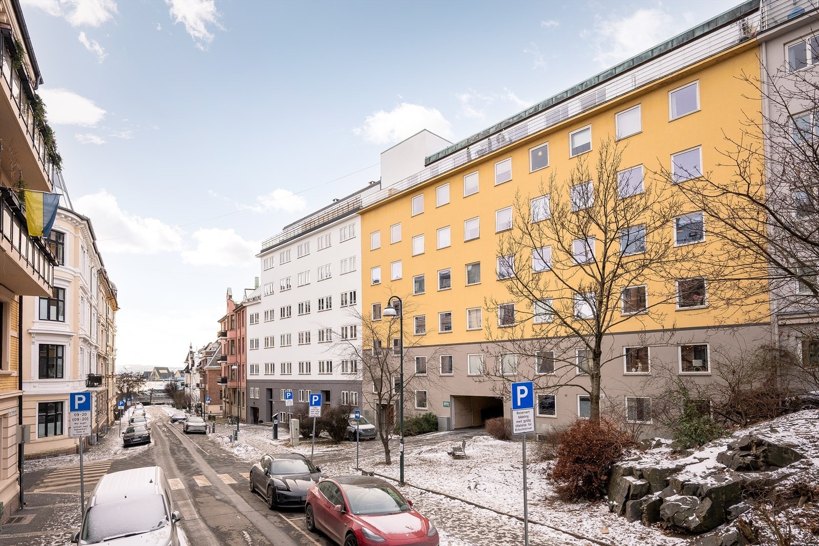 Her bor du i en rolig og tilbaketrukket gate, med det du måtte trenge i nærheten. Du har også sjøutsikt fra gaten. Galleribilde