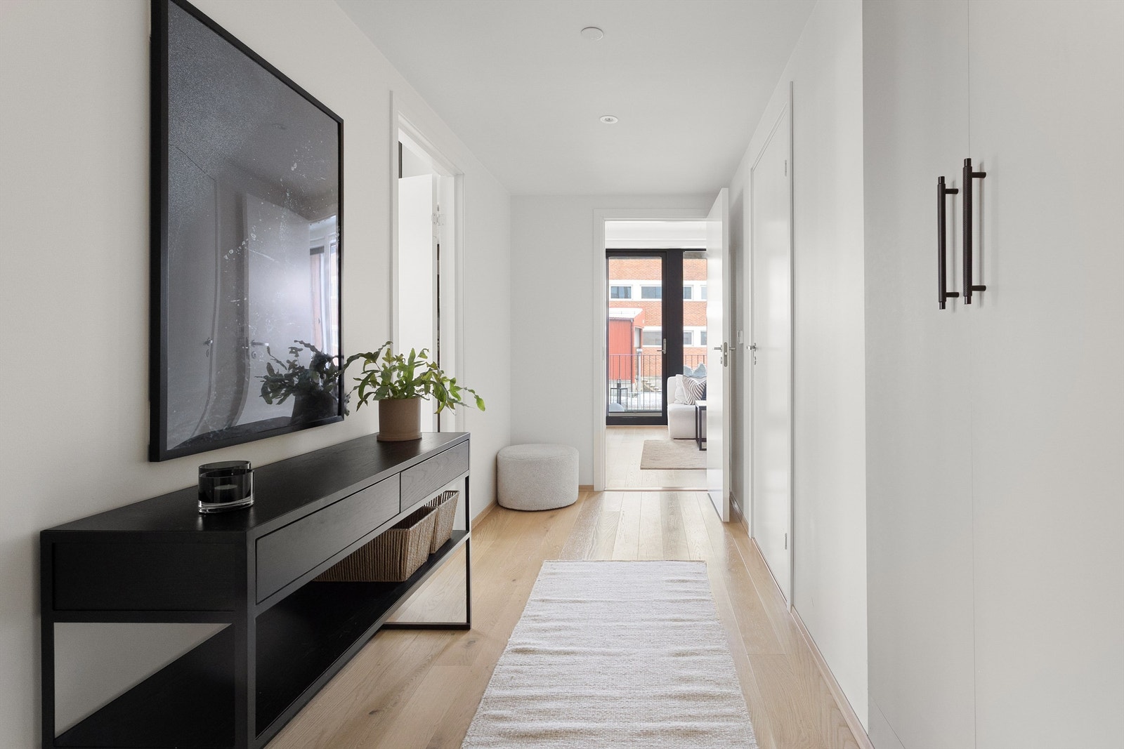 Her møtes du umiddelbart av boligens lyse fargepalett og de gode materialvalgene, som den elegante 1-stavs parketten som er lagt i hele leiligheten. Galleribilde