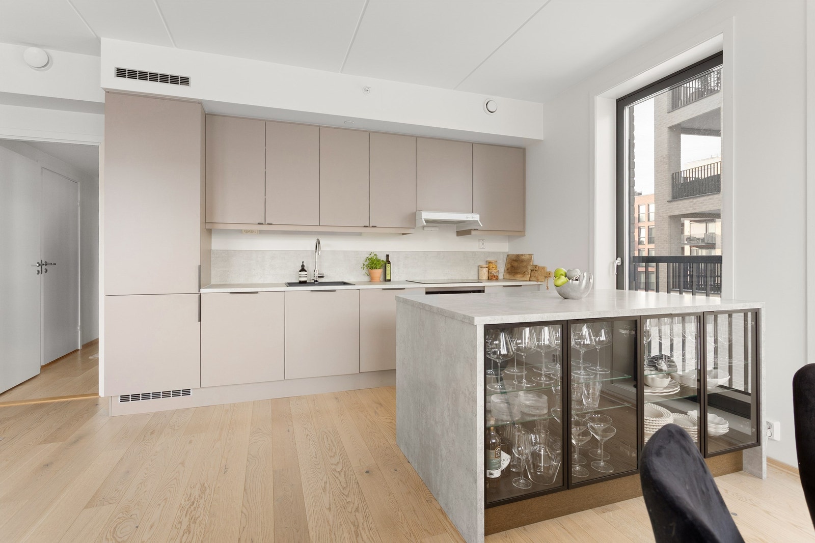 Kjøkkenet fremstår som moderne og stilrent, plassert i åpen og sosial løsning mot stuen. Galleribilde