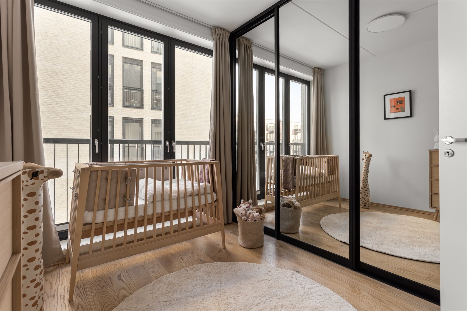 Langs den ene veggen er det montert praktisk speilgarderobe som gir gode oppbevaringsmuligheter. Galleribilde