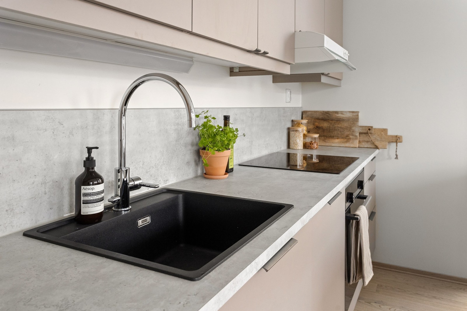 Laminat benkeplate med nedfelt vaskekum og sømløst integrerte hvitevarer. Galleribilde