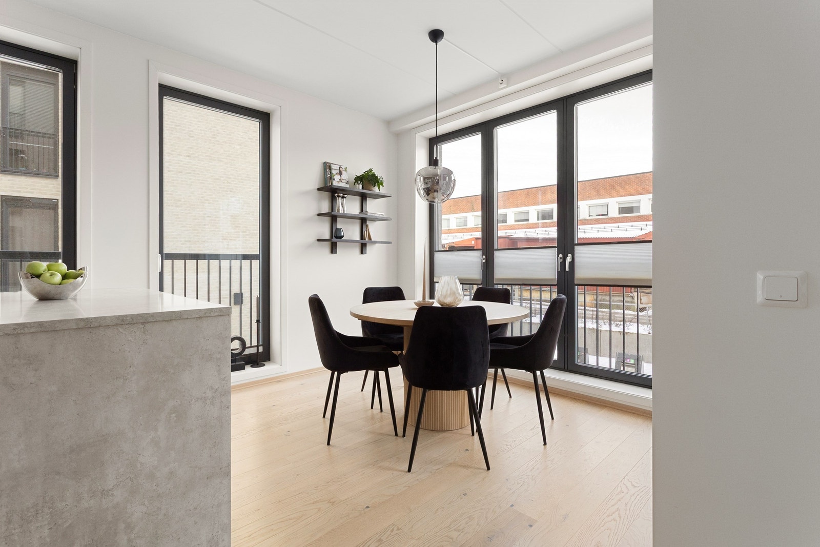 I naturlig tilknytning til kjøkkenet er det god plass til spisestue, noe som gir et sosialt og hyggelig rom med gode rammer for både hverdagsmåltider og sammenkomster med familie og venner. Galleribilde