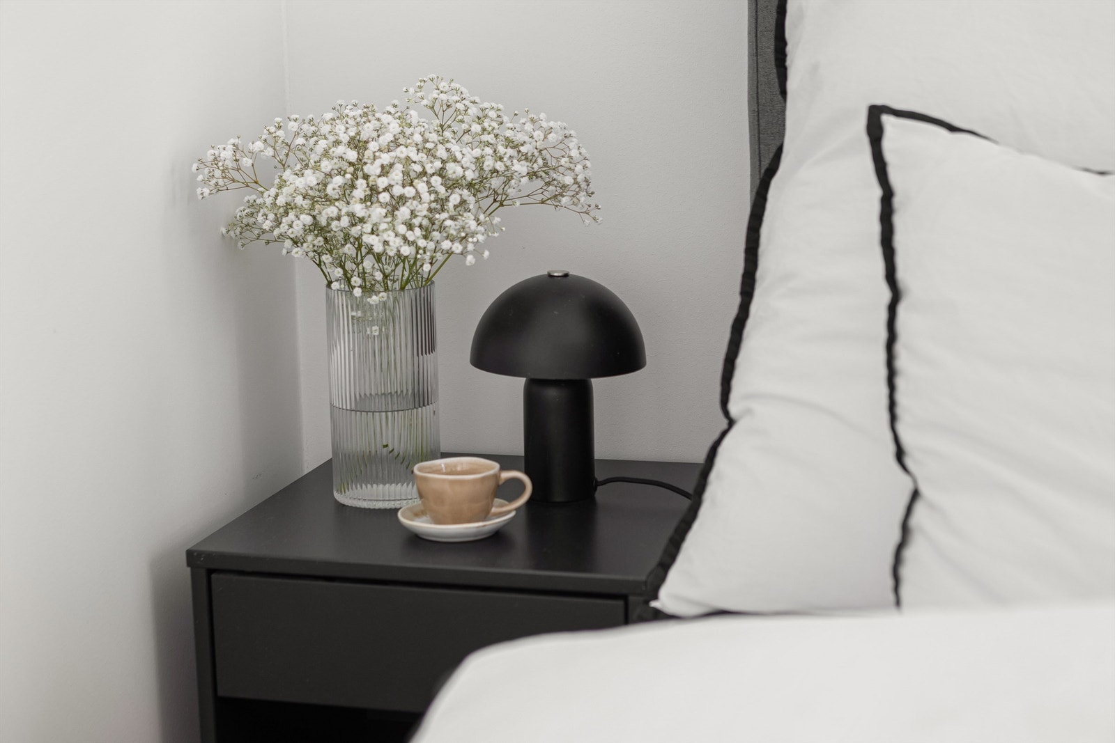 Veggene er malt i en lun og behagelig fargetone som skaper en rolig og harmonisk atmosfære. Galleribilde