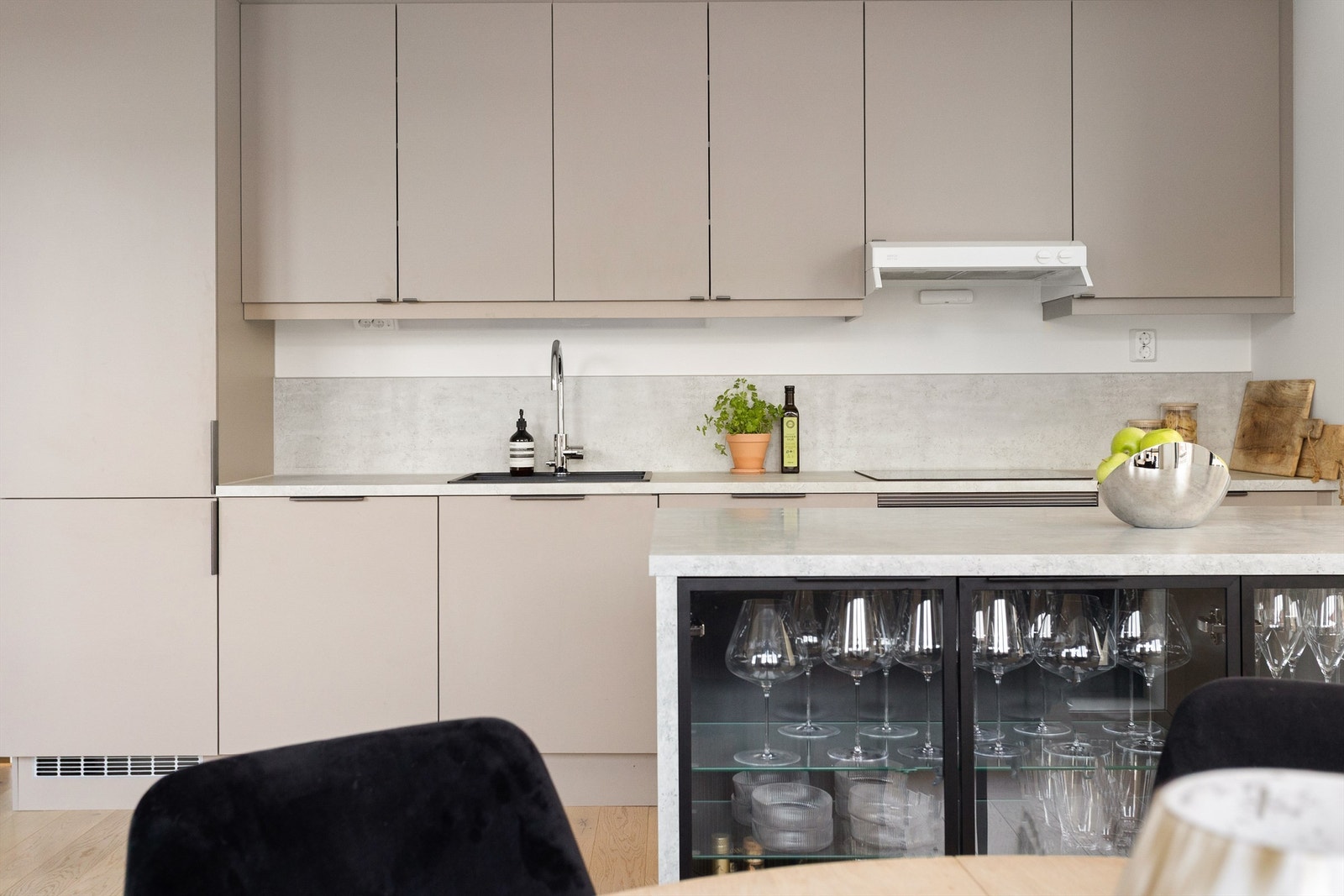 Innredningen er levert av HTH og består av glatte fronter som gir et tidløst og helhetlig uttrykk. Galleribilde