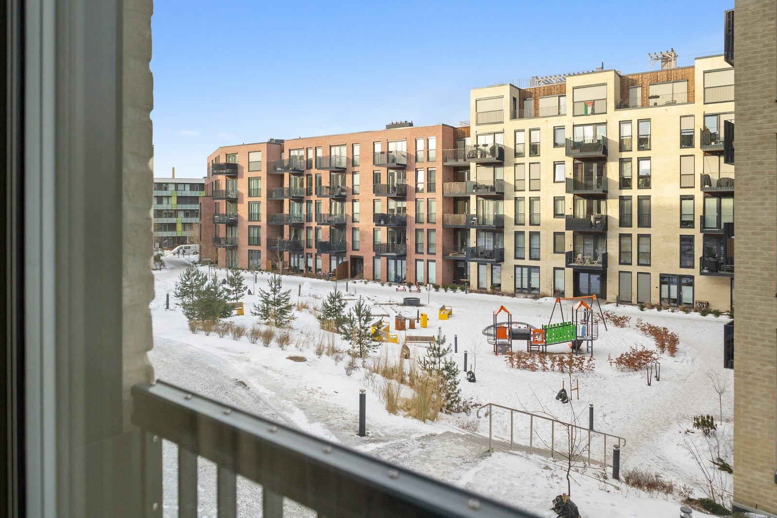 Sameiet er veldrevet og har flere fellesfasiliteter, som lekeplass og lokaler man kan leie til arrangementer. Galleribilde