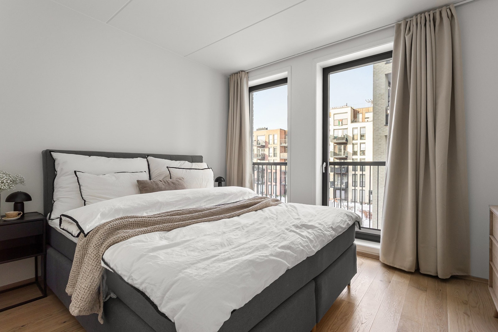 Hovedsoverommet er romslig og innbydende, med god plass til dobbeltseng, nattbord og garderobeløsning. Galleribilde