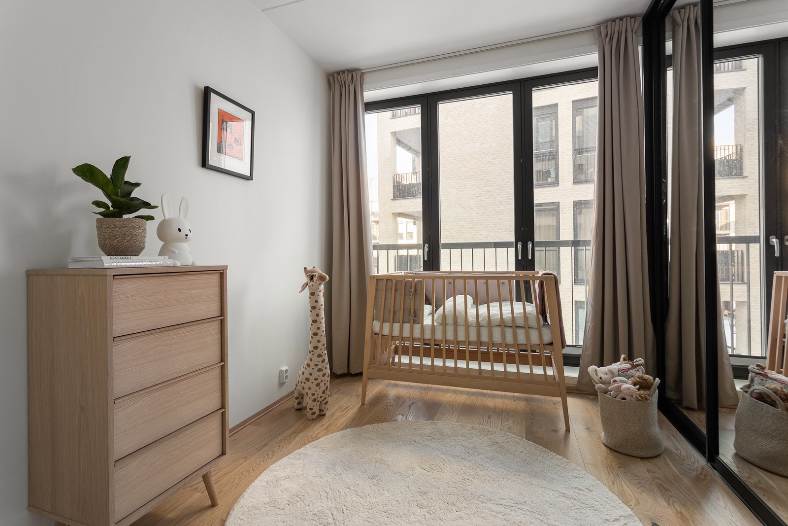 Soverom II har samme gjennomgående parkett og lyse overflater som resten av boligen, noe som gir et helhetlig og luftig uttrykk. Galleribilde