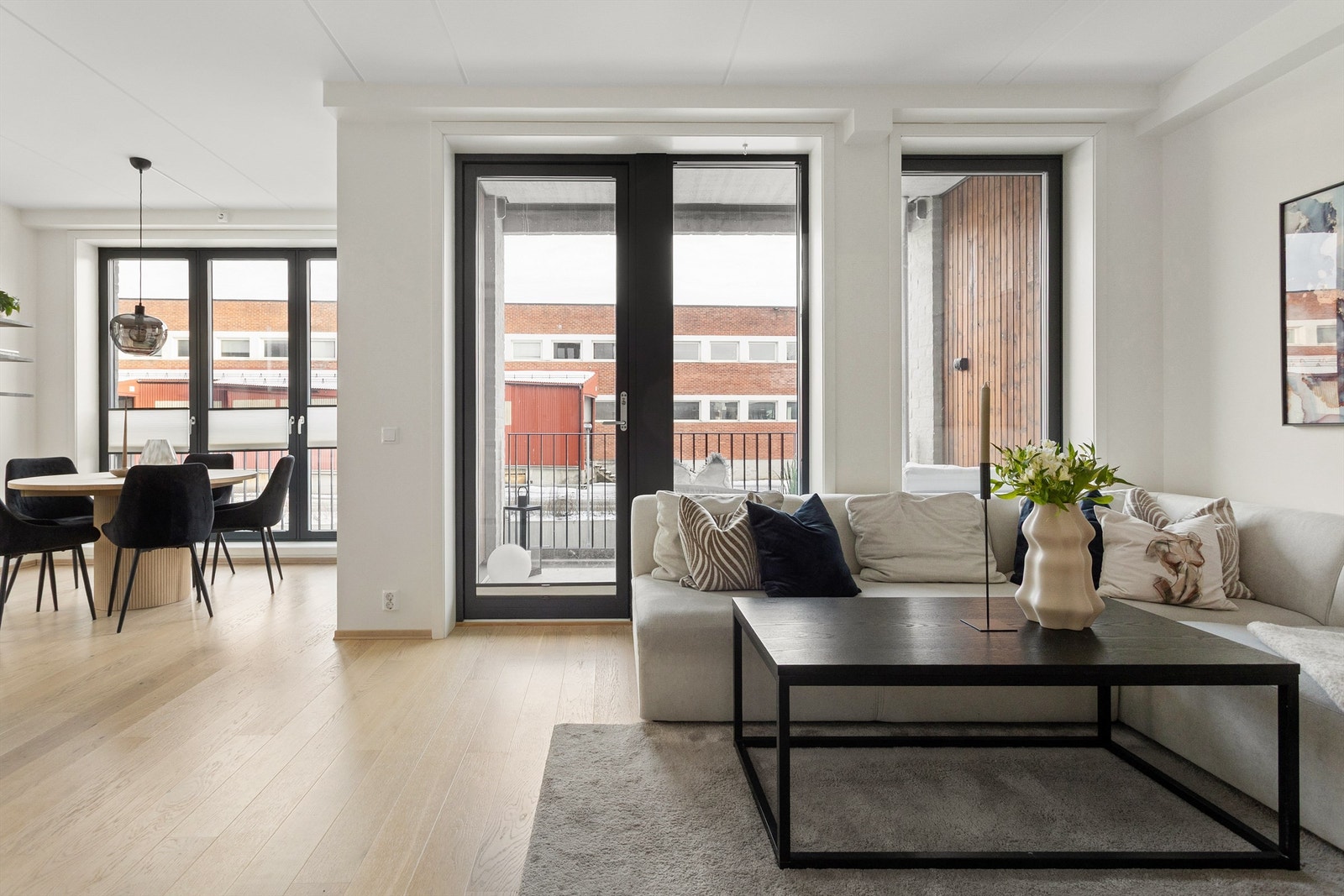 De store vindusflatene i stuen slipper inn rikelig med naturlig lys og skaper en behagelig atmosfære. Galleribilde