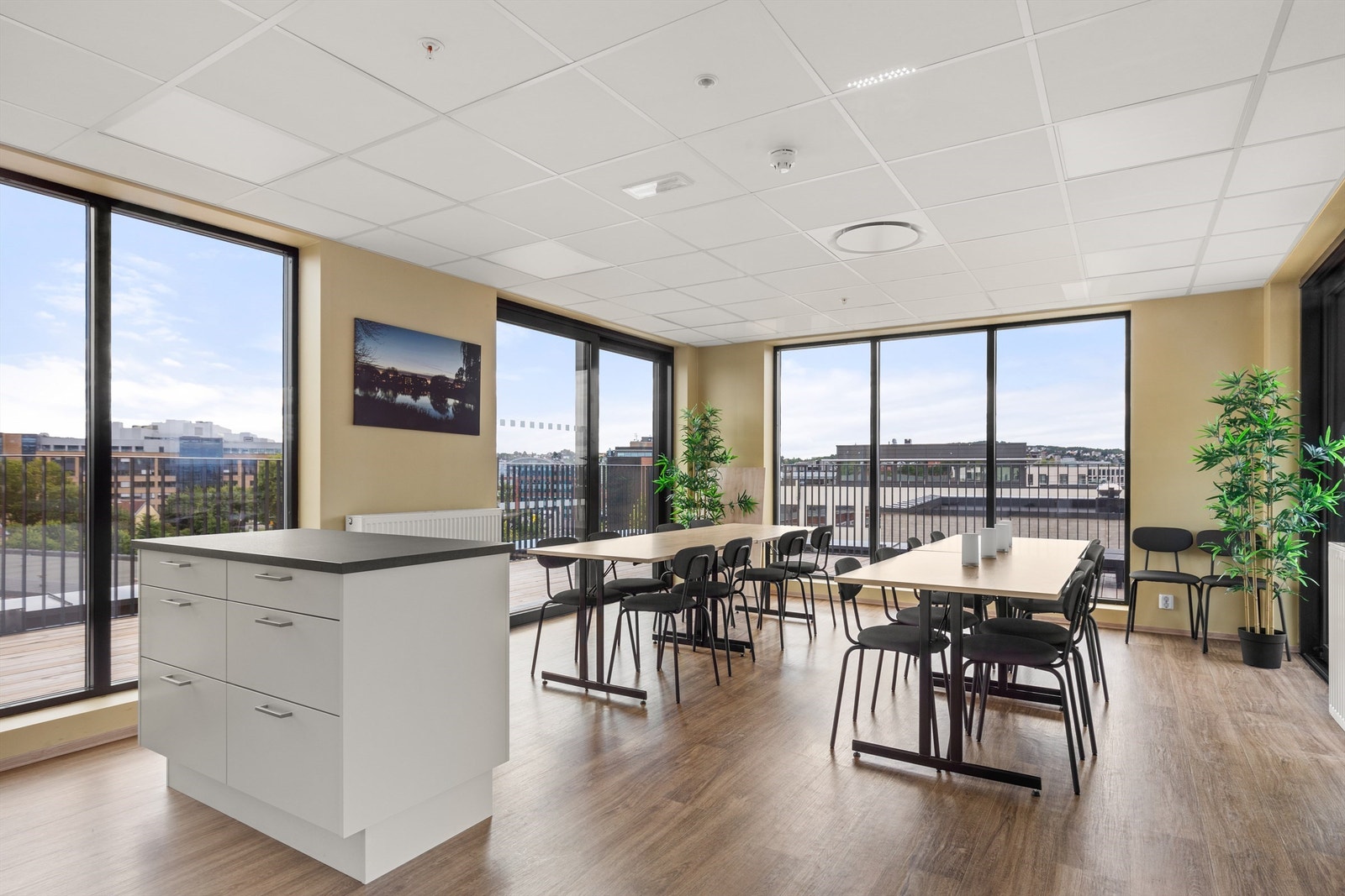 Fellesrom som kan leies ut til beboere i sameiet. Perfekt til bursdag, dåp eller konfirmasjoner. Uteområdet hører med når du leier. Galleribilde