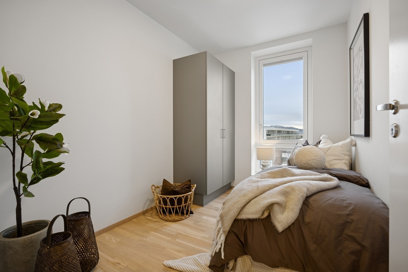 Lyst og trivelig soverom (6,4 m²) med god plass til både seng og garderobeskap, et praktisk og behagelig rom for hvilke. Galleribilde