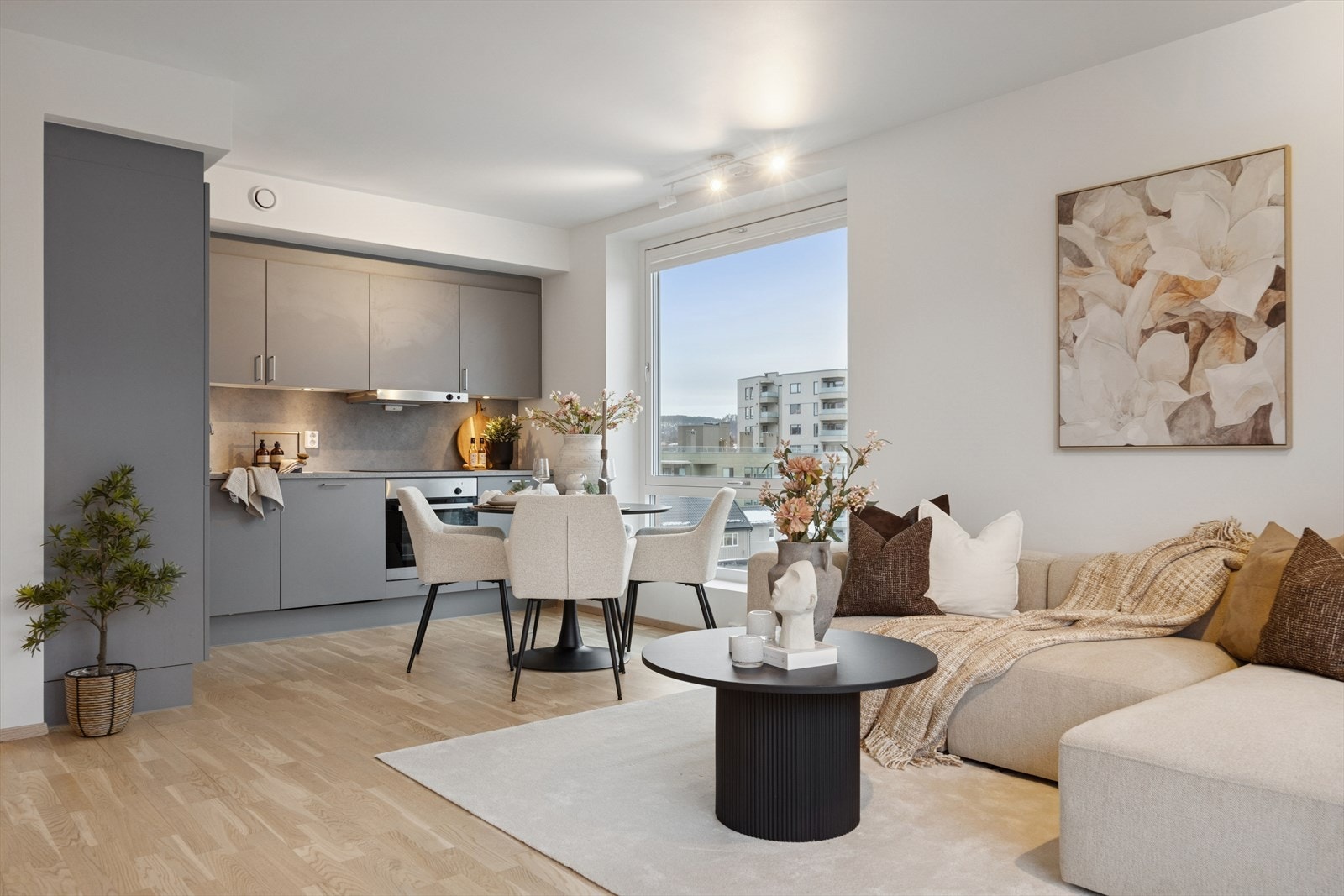 Her er det god plass til både en komfortabel sofagruppe og en romslig spiseplass, perfekt når du ønsker å samle venner og familie. Galleribilde