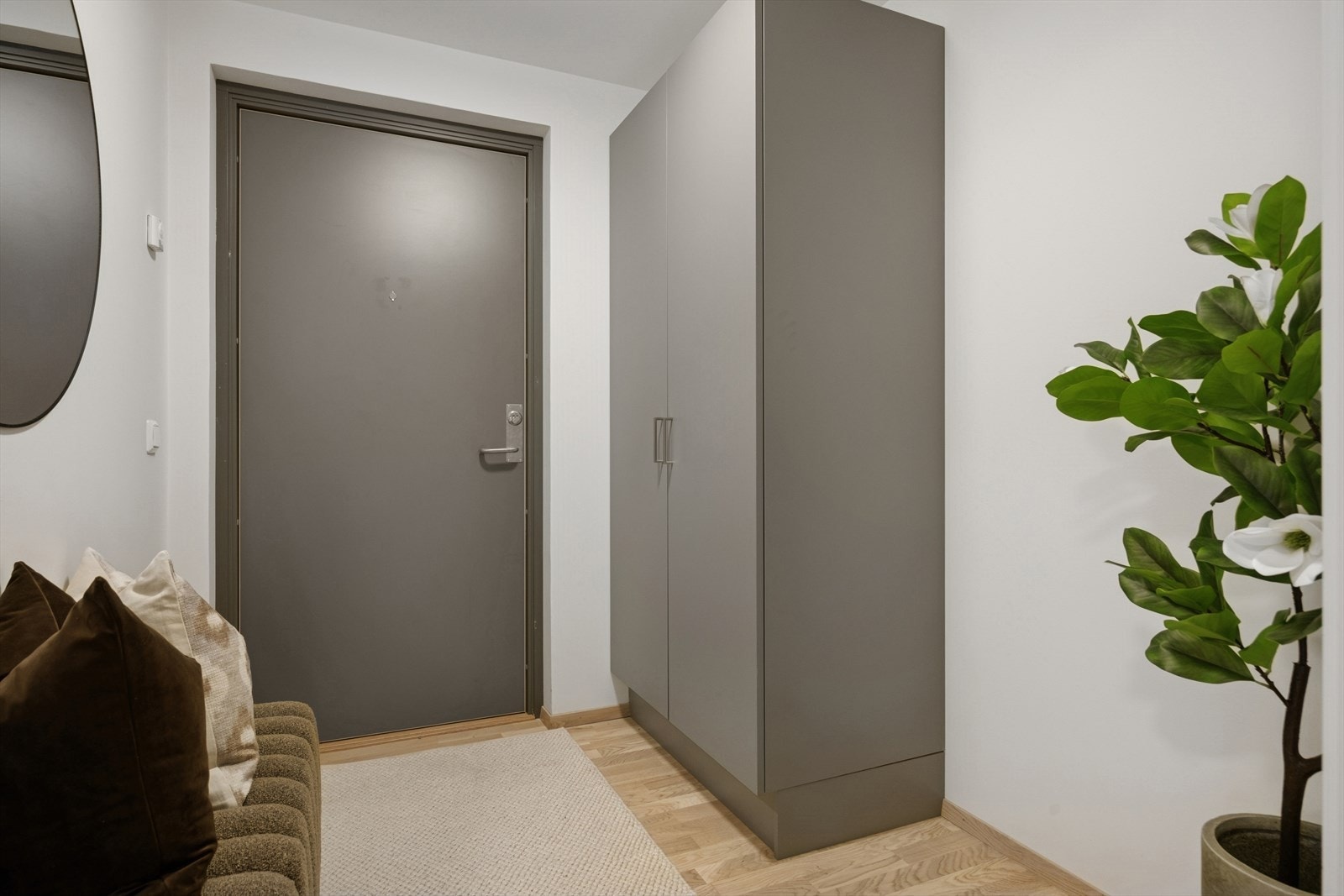 Allerede i det du trår over terskelen, møtes du av en lys, romslig og imøtekommende gang på 5,5 m². Galleribilde