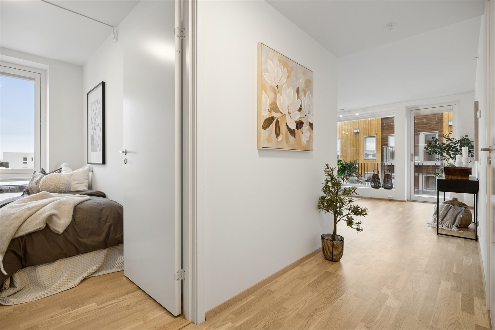 Gangen skaper et svært hyggelig førsteinntrykk og gir en umiddelbar følelse av å være hjemme, et varmt og velkomment møte med leiligheten. Galleribilde