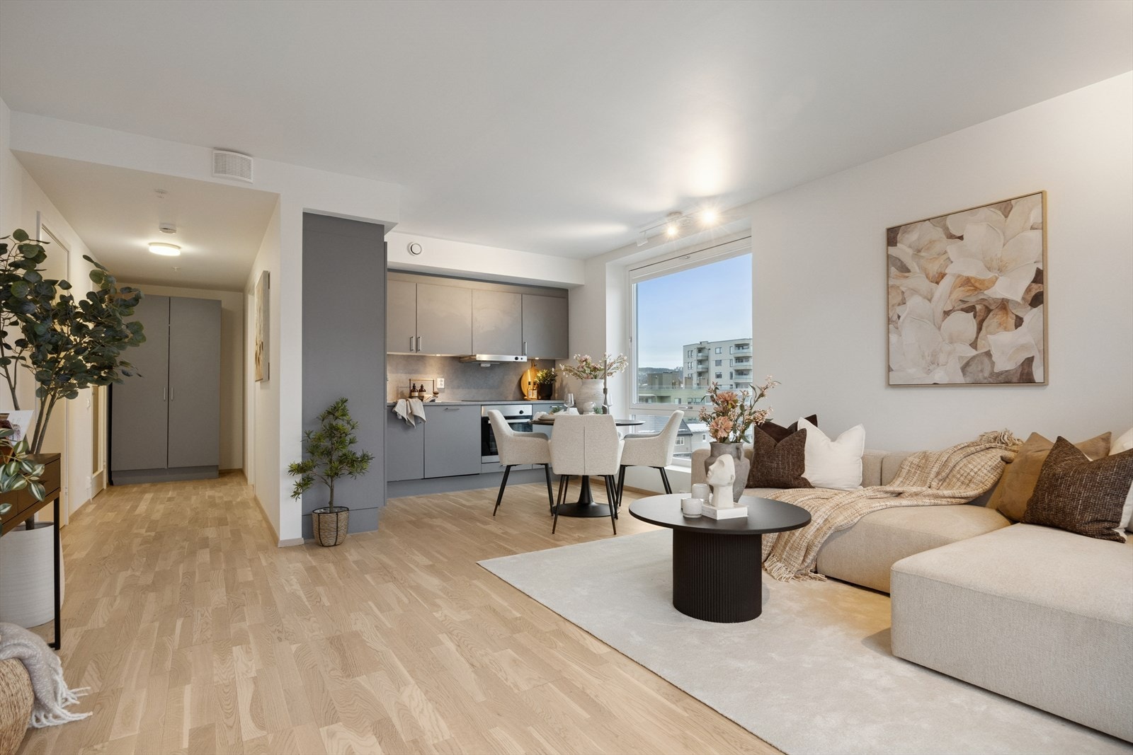 Meget pen og lys stue med store vindusflater som slipper inn rikelig med naturlig lys og skaper en behagelig og åpen atmosfære. Galleribilde