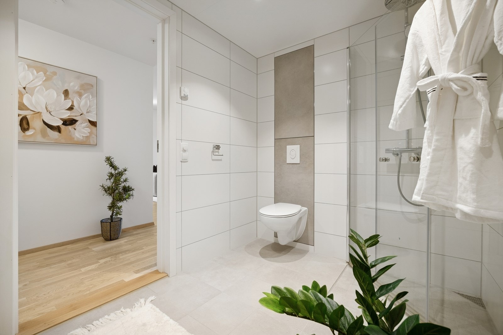 Et pent, funksjonelt og moderne baderom (5,3 m²) med alt du trenger for en komfortabel hverdag. Galleribilde