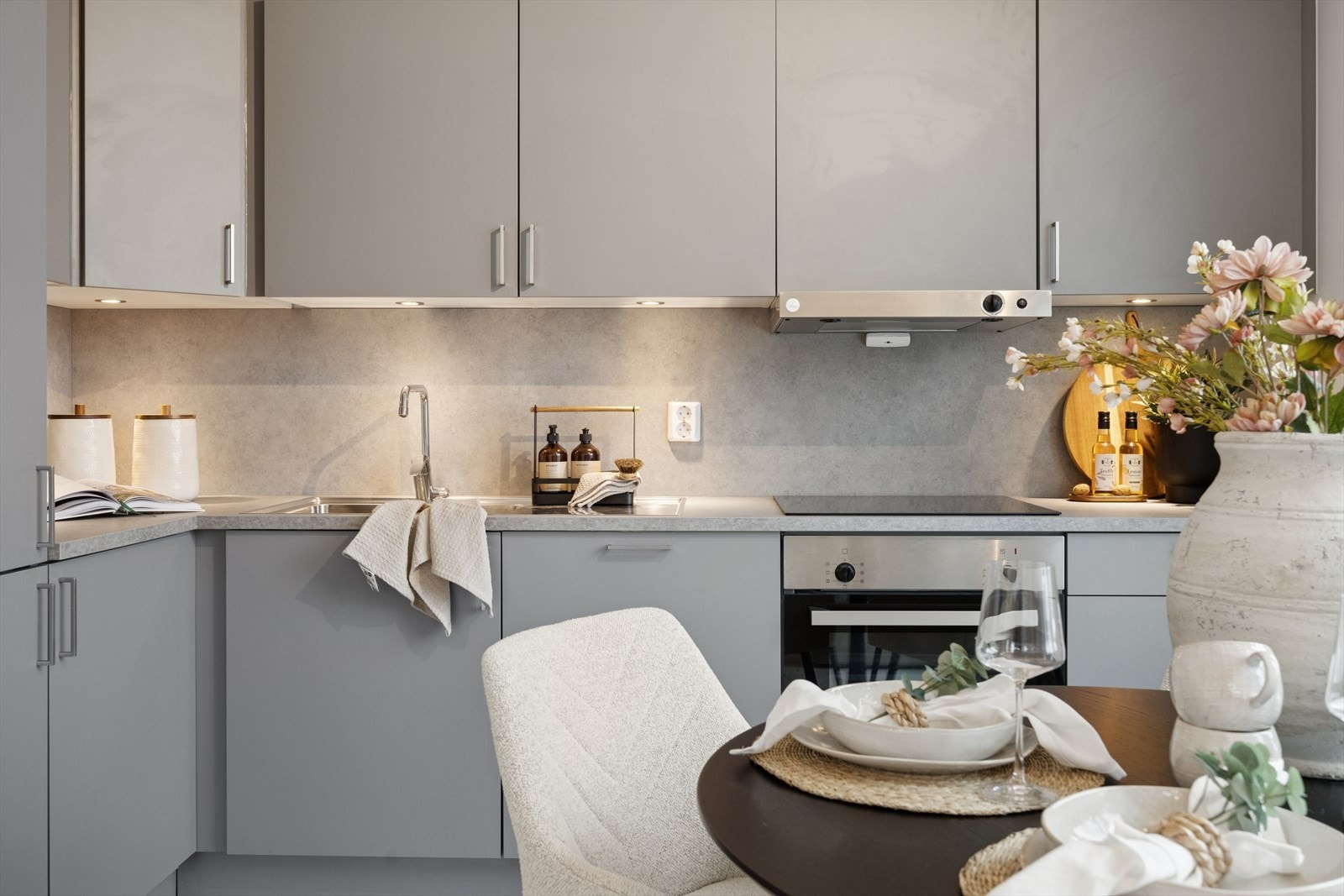 Kjøkkenet fremstår som både moderne og stilrent, med slette fronter og folierte skrog som gir et rent og tidløst uttrykk. Galleribilde