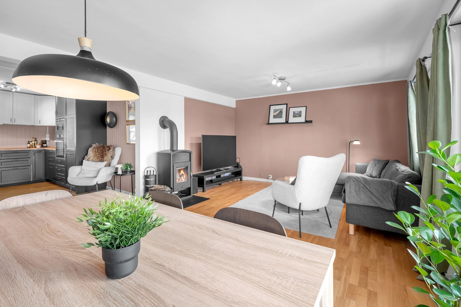 Åpen stue/kjøkken for den sosiale atmosfæren. Her kan du flytte rett inn. Galleribilde