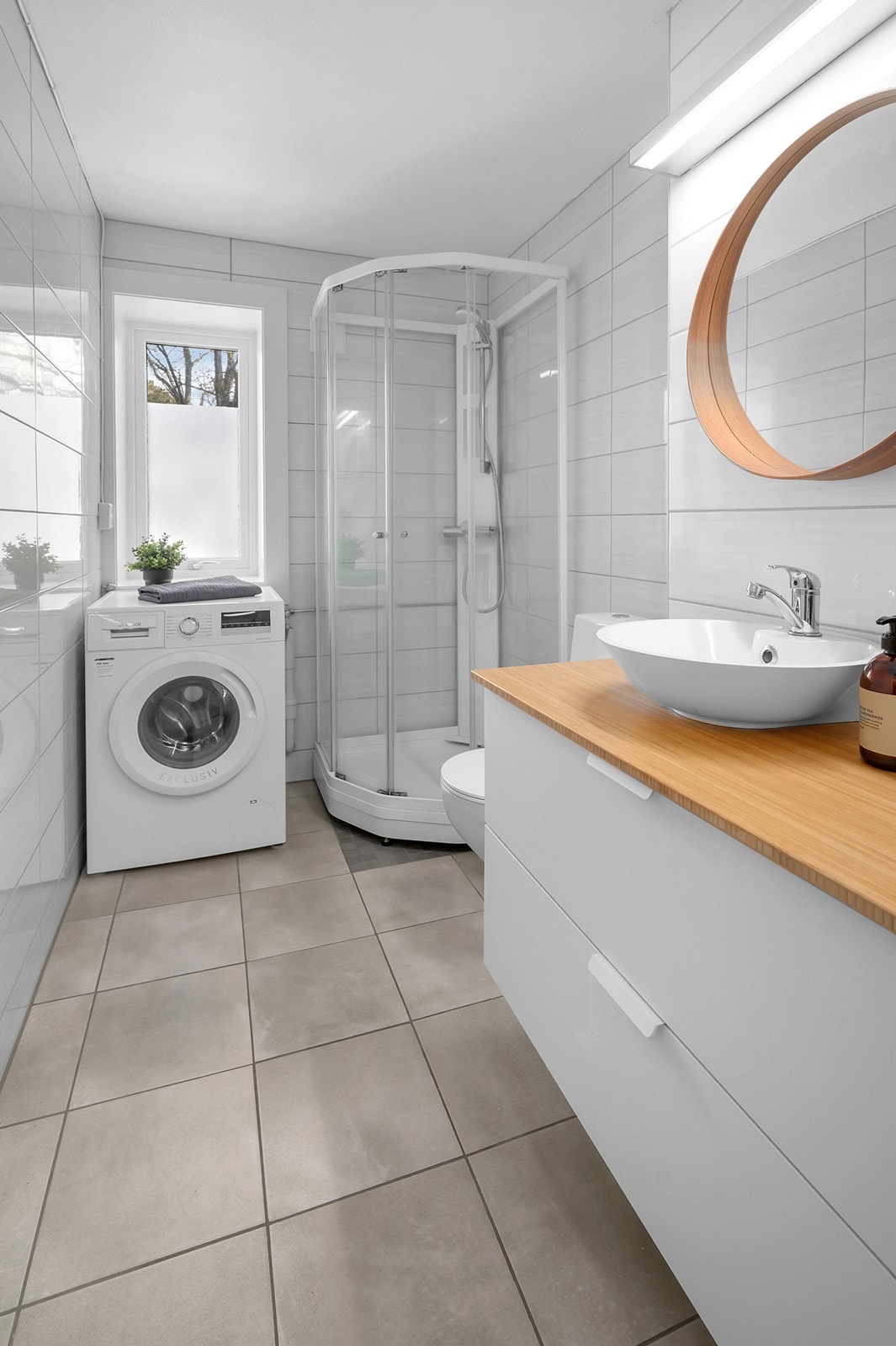 I gulv er det elektriske varmekabler. Badet er utstyrt med dusjkabinett, servant med skuffer og toalett. Vindu er nylig byttet gjennom borettslaget. Galleribilde