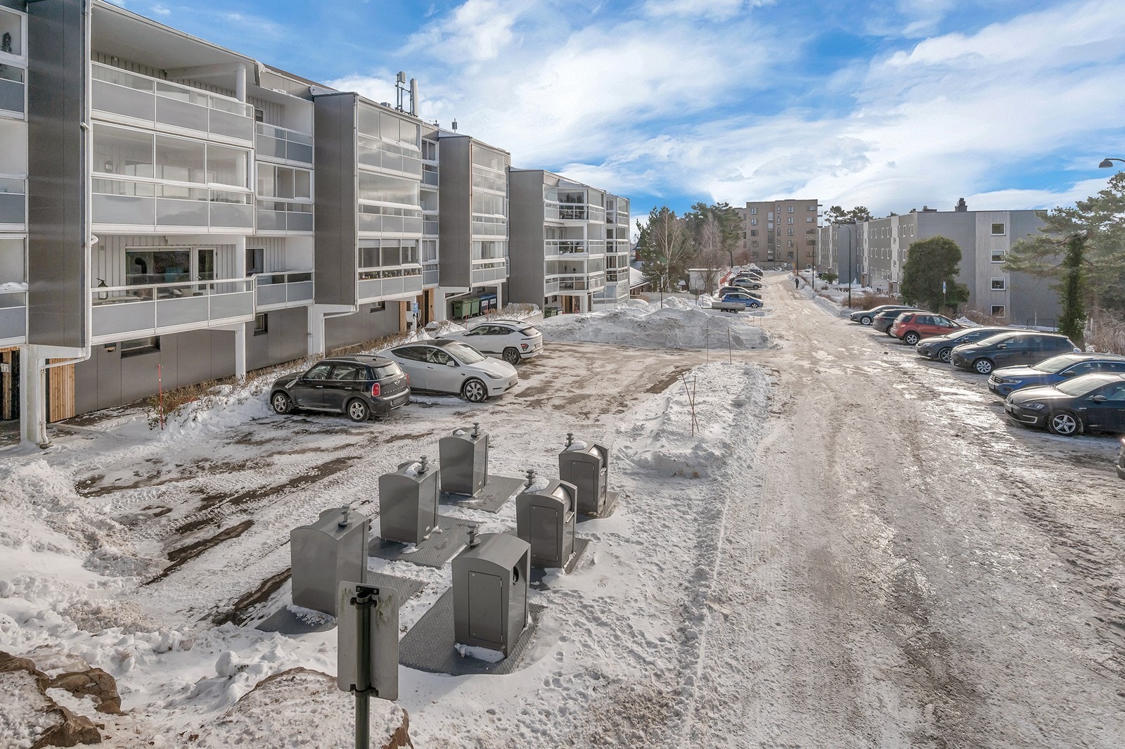 Meget sentral beliggenhet midt på Tinnheia med nødvendige servicetilbud i direkte nærhet. Galleribilde