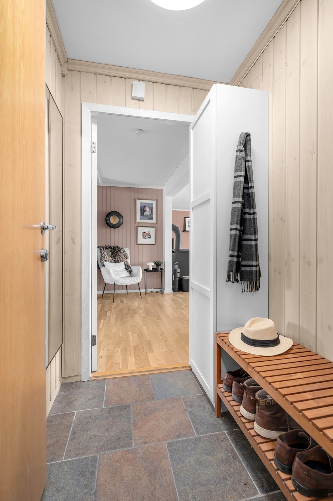 Velkommen inn. Hvitt garderobeskap medfølger. Galleribilde