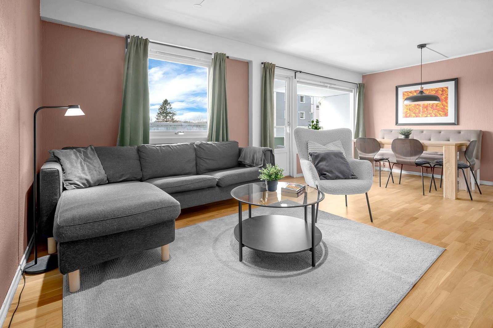 Stuen er malt i lune og varme farger som gir en god følelse. Galleribilde