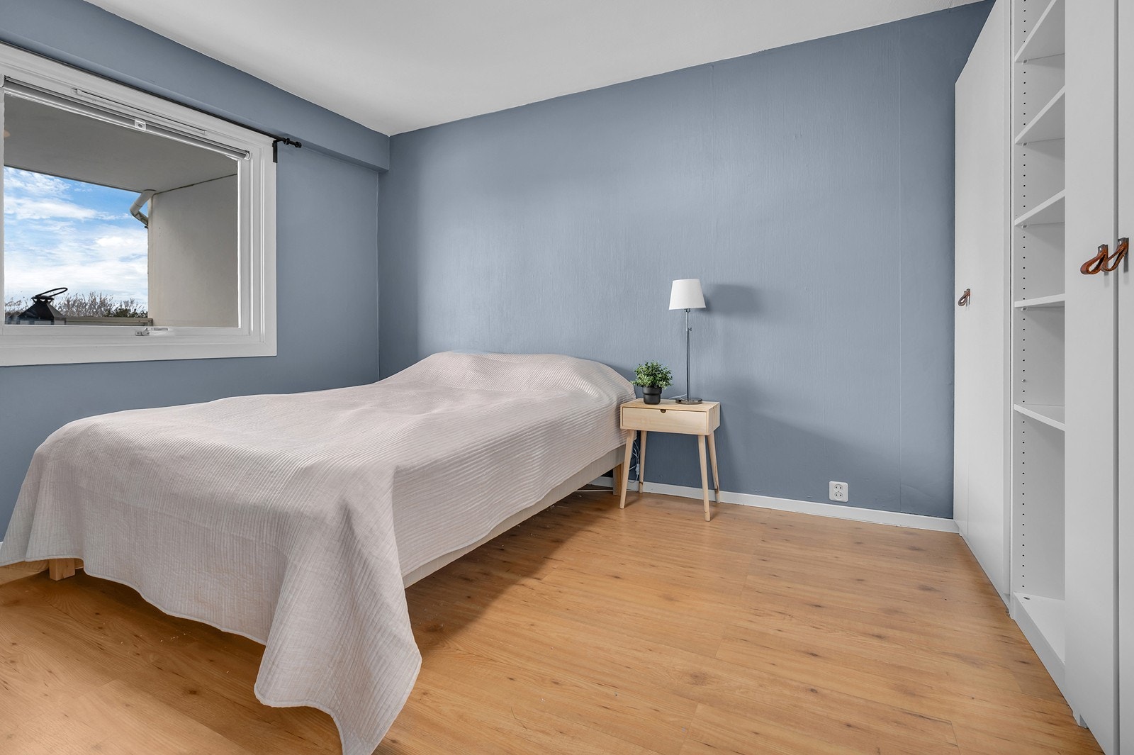 Leiligheten disponerer dette romslige soverommet med god plass til stor seng. Galleribilde